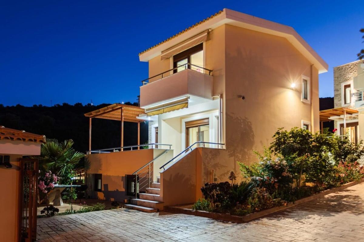 Villa Armonia - Beachfront Majestic Retreat Petalídhion Zewnętrze zdjęcie