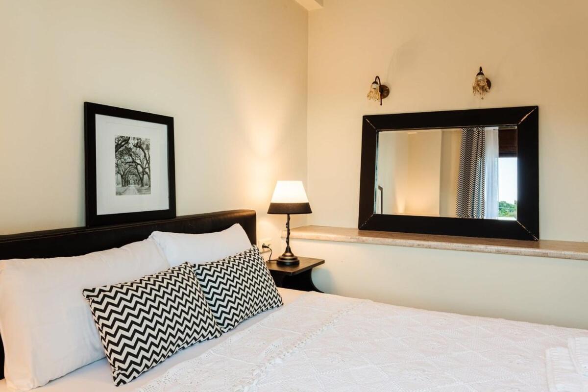 Villa Armonia - Beachfront Majestic Retreat Petalídhion Zewnętrze zdjęcie