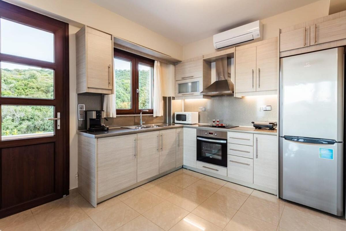 Villa Armonia - Beachfront Majestic Retreat Petalídhion Zewnętrze zdjęcie