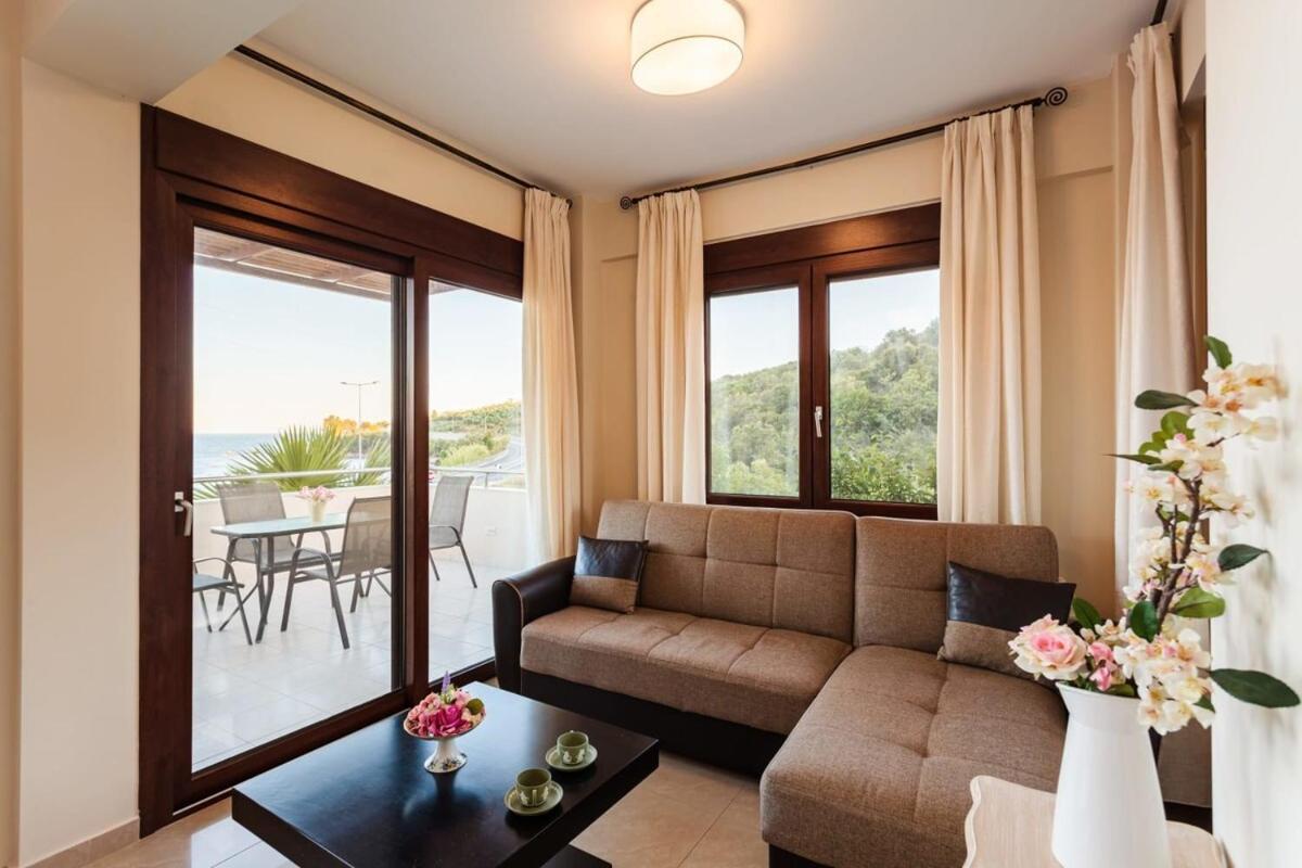 Villa Armonia - Beachfront Majestic Retreat Petalídhion Zewnętrze zdjęcie